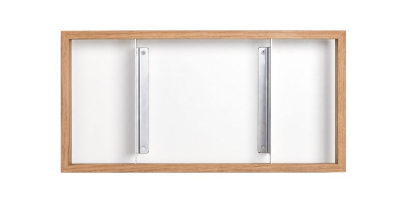 Detailaufnahme der Rückseite des Regal b5 Eiche mit Wandhalterung. Modernes Wandregal aus Eichenholz.